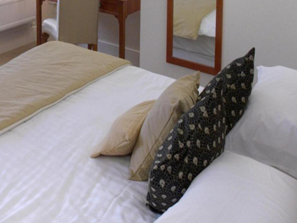 The Barns Hotel Кэннок Номер фото