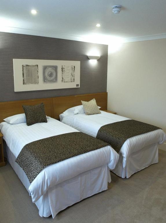 The Barns Hotel Кэннок Номер фото